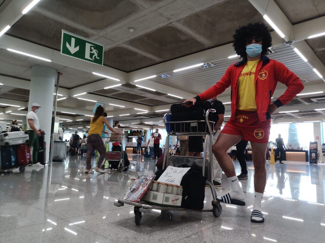 Un joven alemán esperando a sus amigos para celebrar una despedida de soltero.