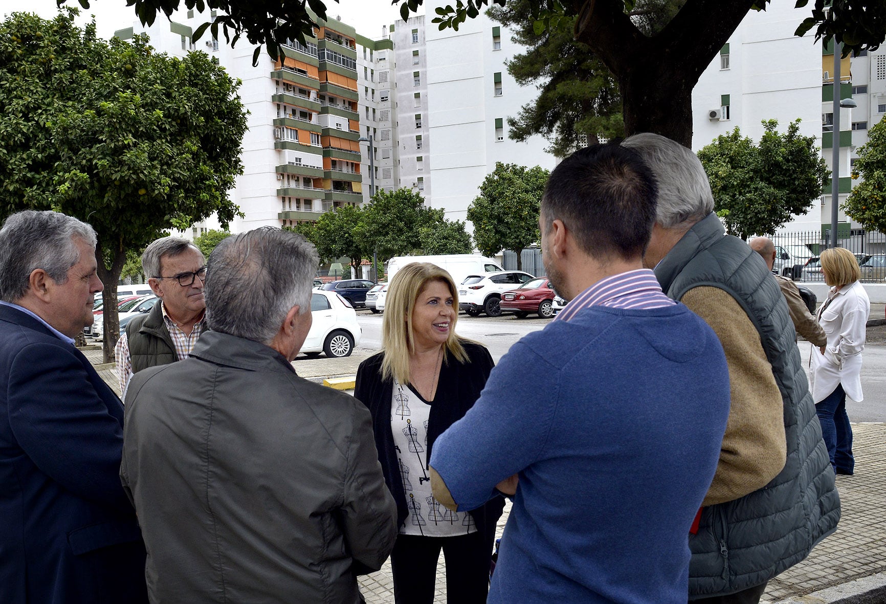 El gobierno local, con la alcaldesa Mamen Sánchez a la cabeza, en su visita a la barriada de El Almendral / Ayuntamiento de Jerez