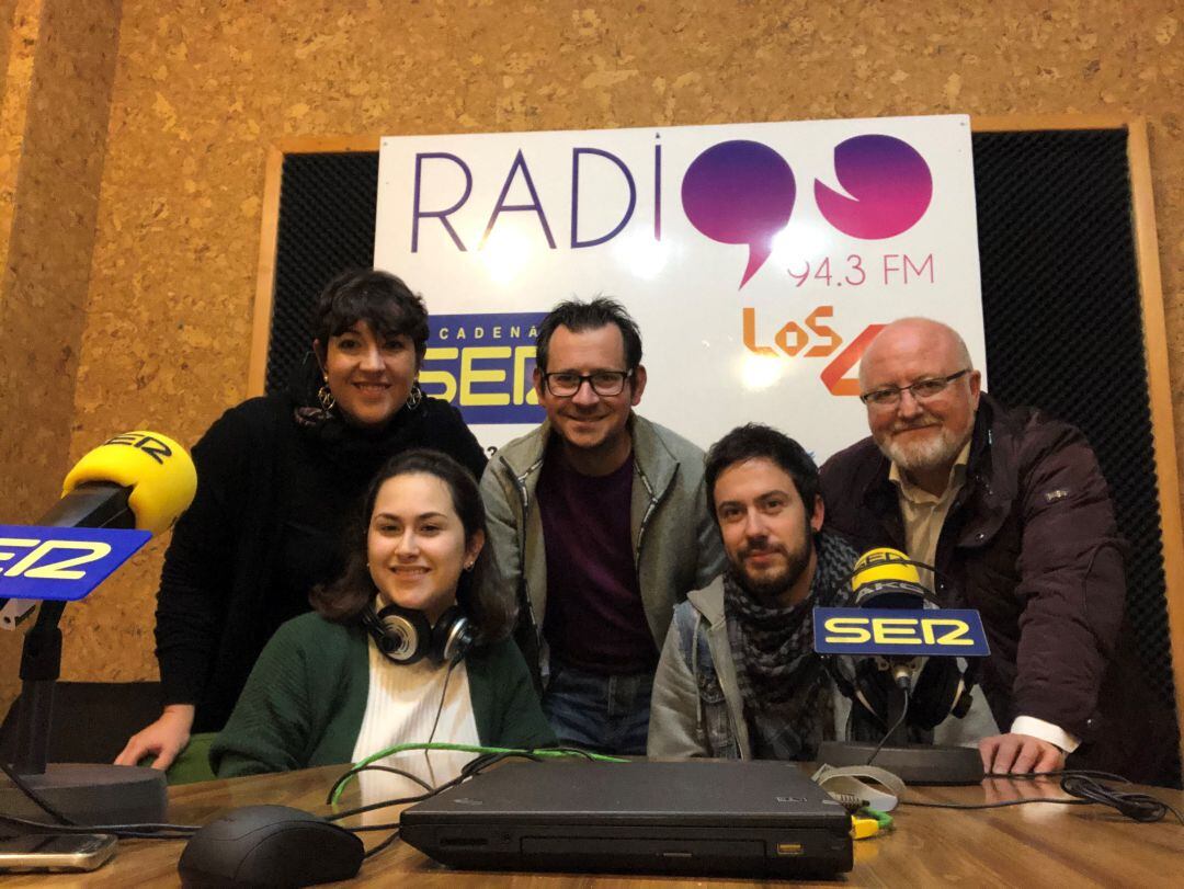 Algunos componentes de Teatreros, que actúan este sábado.