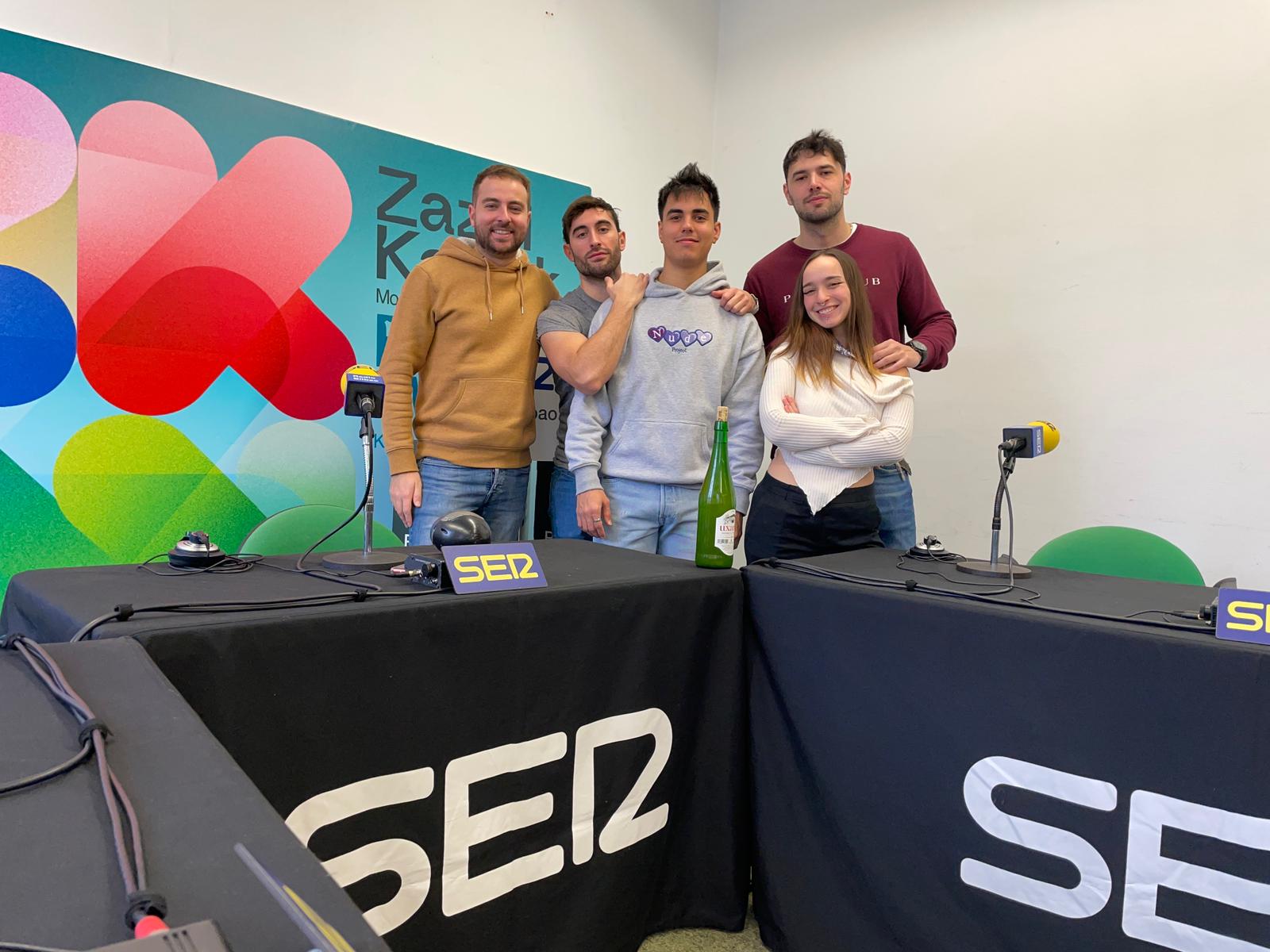 El equipo de &#039;Sí soy&#039; en el set de Radio Bilbao en Santo Tomás desde las oficinas de la Asociación de Comerciantes del Casco Viejo. 