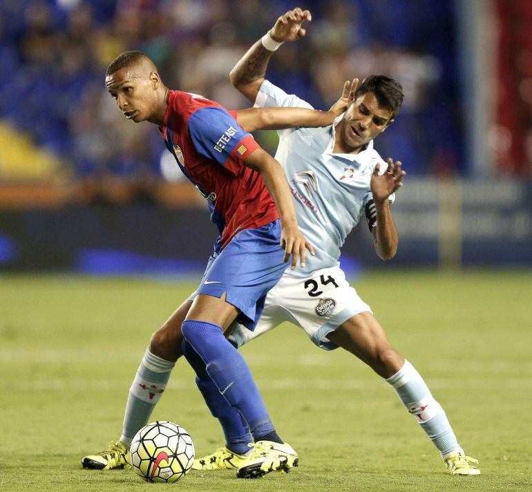 GRA349. VALENCIA. 23/08/2015.- El delantero brasileño del Levante UD Deyverson Silva (i) disputa un balón con el argentino Augusto Fernández, centrocampista del Celta de Vigo, durante el partido correspondietne a la primera jornada de Liga jugado esta noche en el estadio Ciutat de Valencia. EFE/Manuel Bruque.