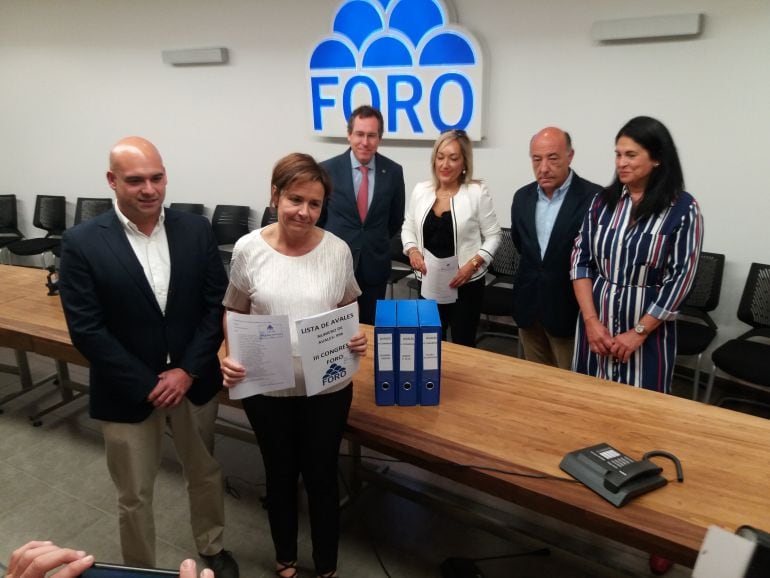 Carmen Moriyón presentando su candidatura, esta mañana, en la sede de Foro en Oviedo