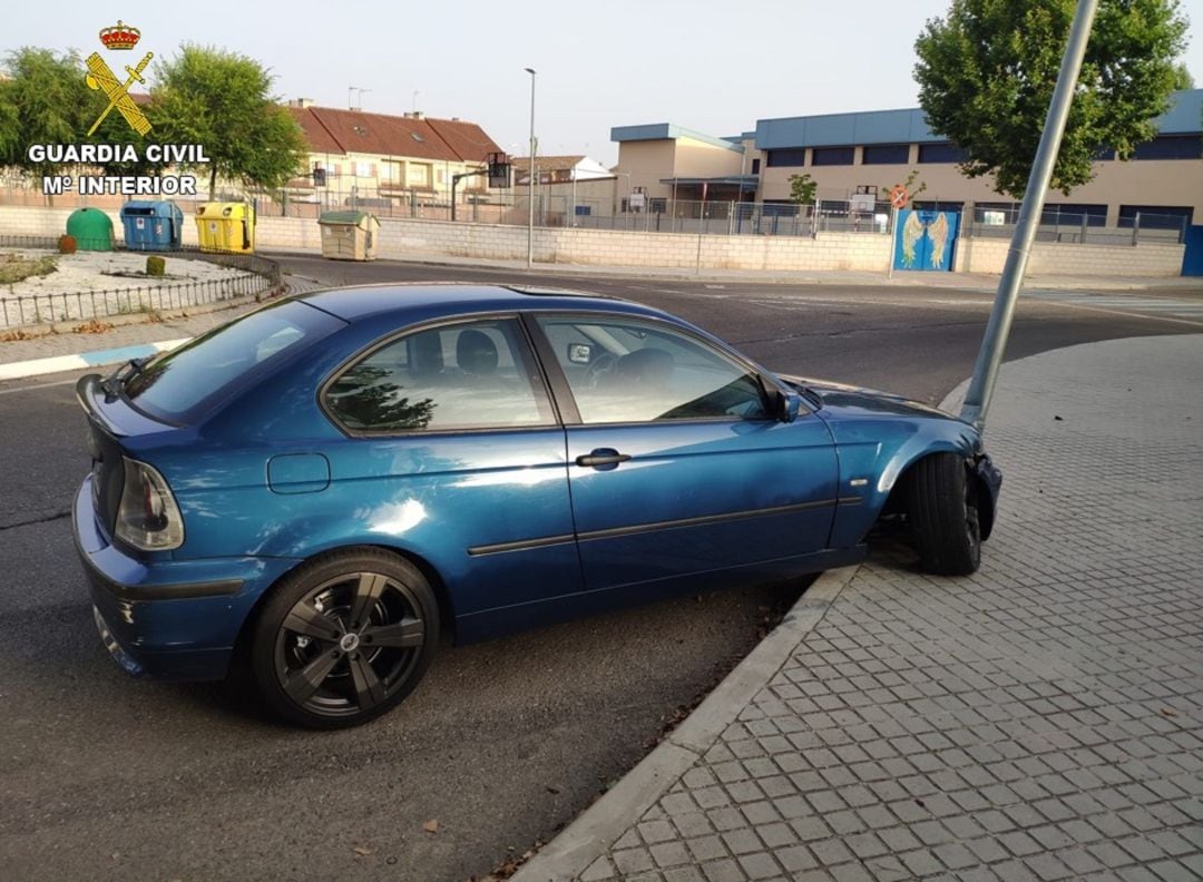 Coche estrellado en una rotonda de Seseña