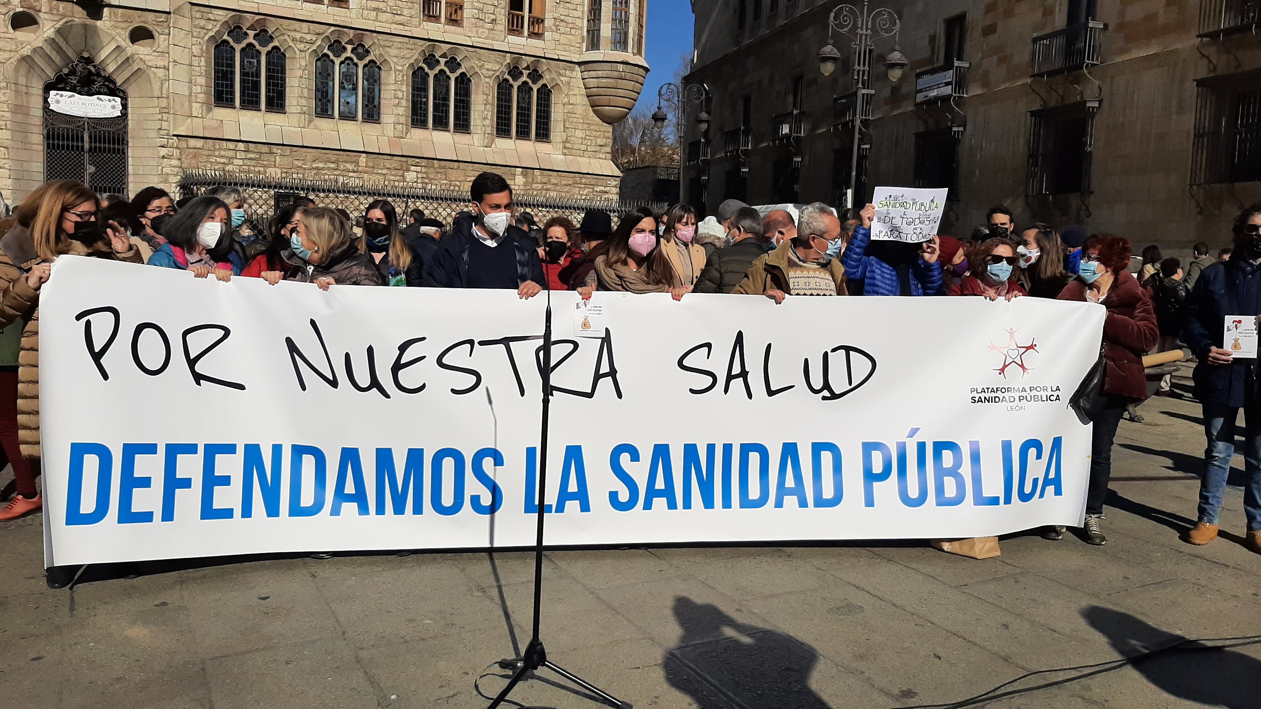 La Plataforma de Defensa de la Sanidad Pública de León se manifiesta delante del Museo Casa Botines