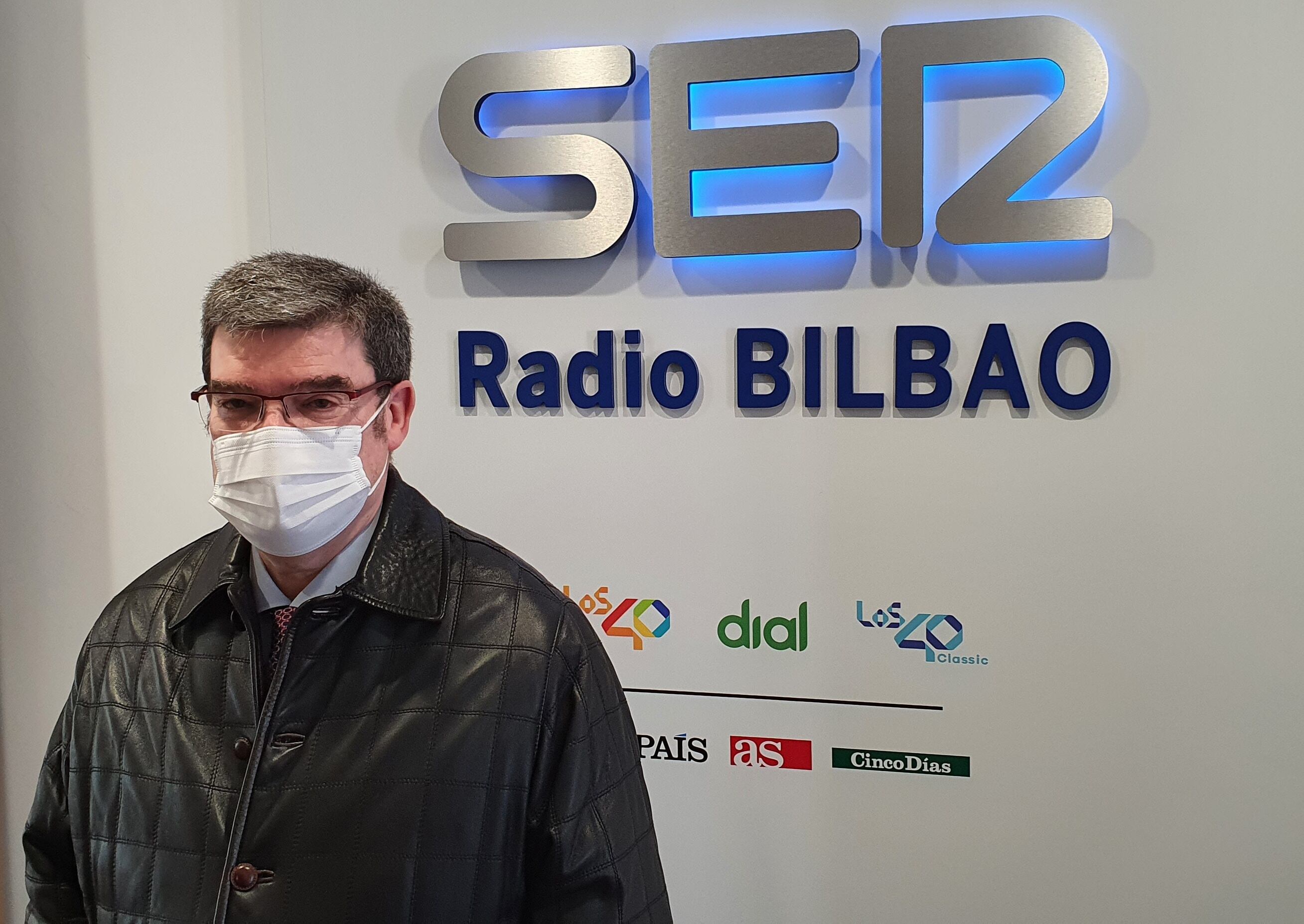 Juan Mari Aburto en los estudios de Radio Bilbao