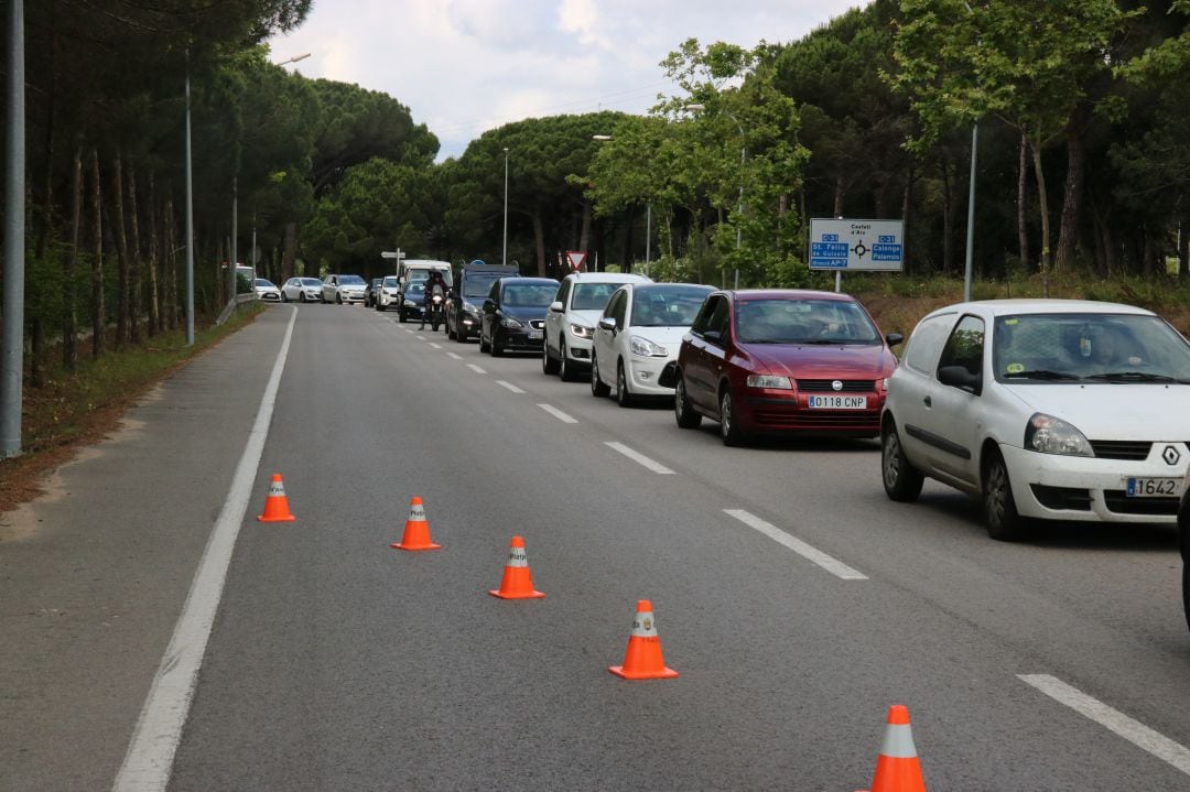 Cua de cotxes d&#039;entrada a Platja d&#039;Aro