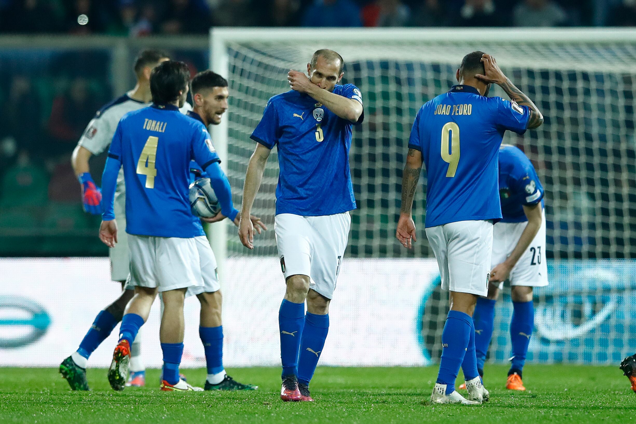 Los futbolistas de Italia se lamentan de su eliminación del Mundial de Catar (Photo by Matteo Ciambelli/DeFodi Images via Getty Images)