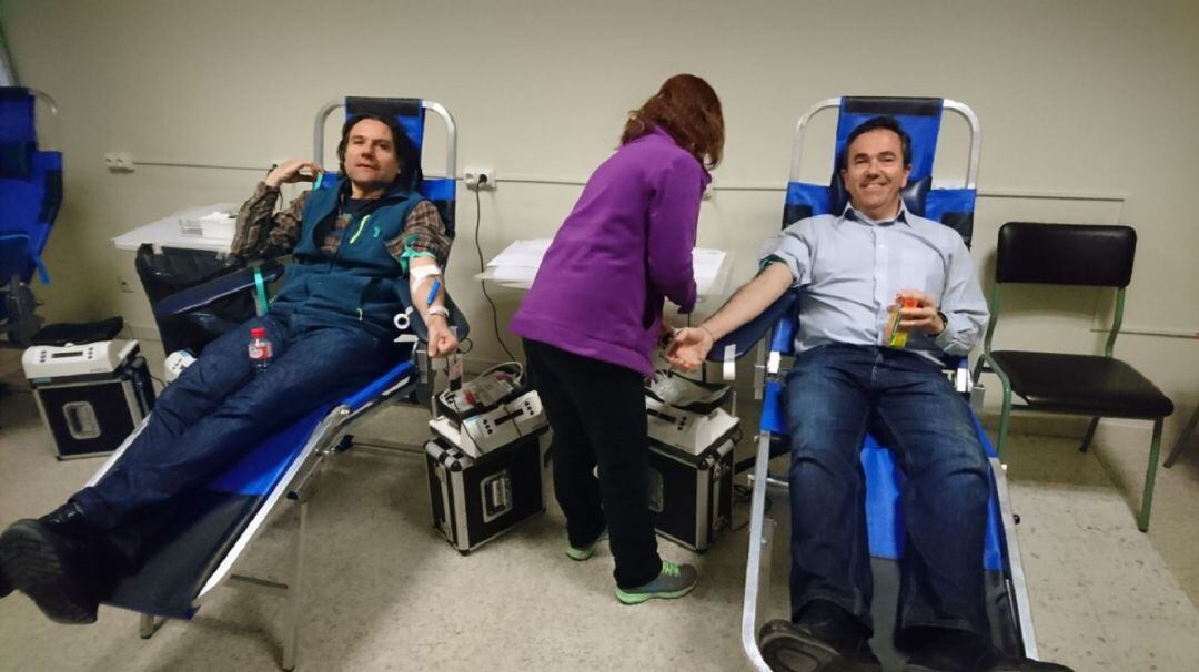 Imagen de dos donantes durante la campaña de donación de sangre de Segovia