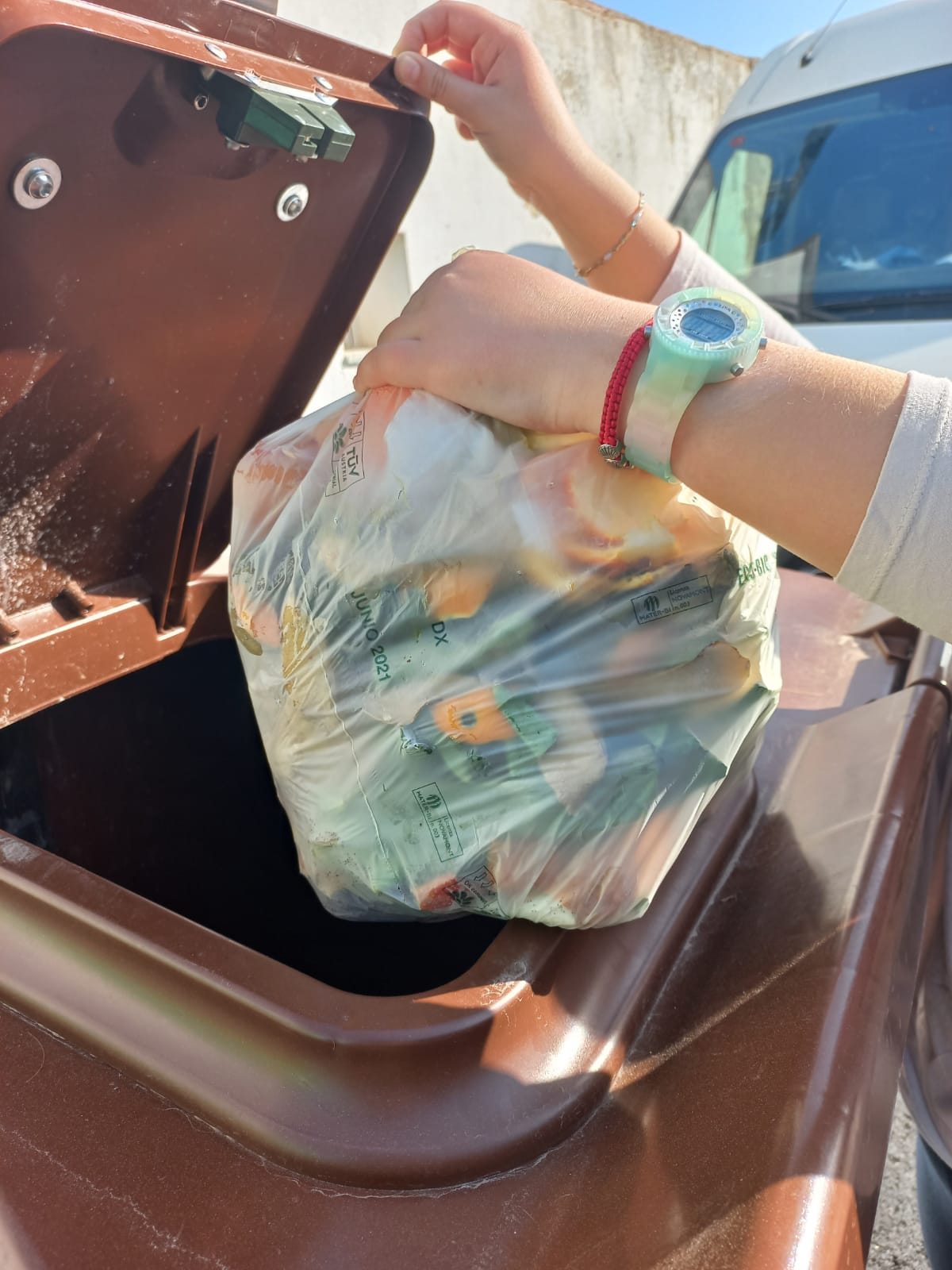 Contenedor marrón para basura orgánica en la Font d'en Carròs