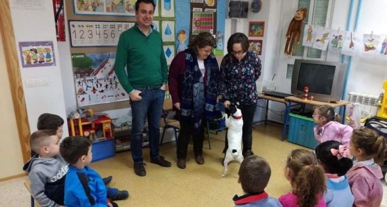 El alcalde, Manuel Melguizo, junto a la concejala de Educación, Elena Piqueras, junto a Nina y los alumnos de Educación Infantil del colegio.