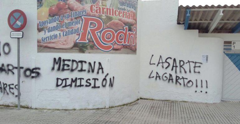 Pintadas aparecidas en el Estadio de Linarejos.