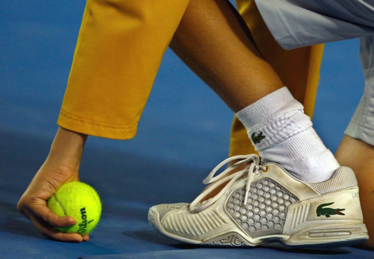 Un recogepelotas, durante la semifinal del Open de Australia 2011 que disputan David Ferrer y Andy Murray