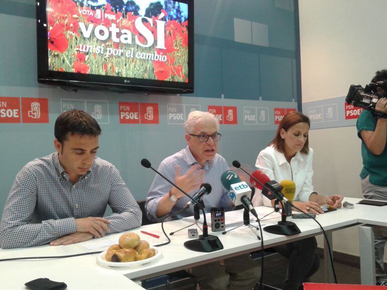 Los candidatos socialistas al Senado, Toni Magdaleno, y Congreso, Jesús María Fernández, junto a la secretaria general del aprtido, María Chivite.