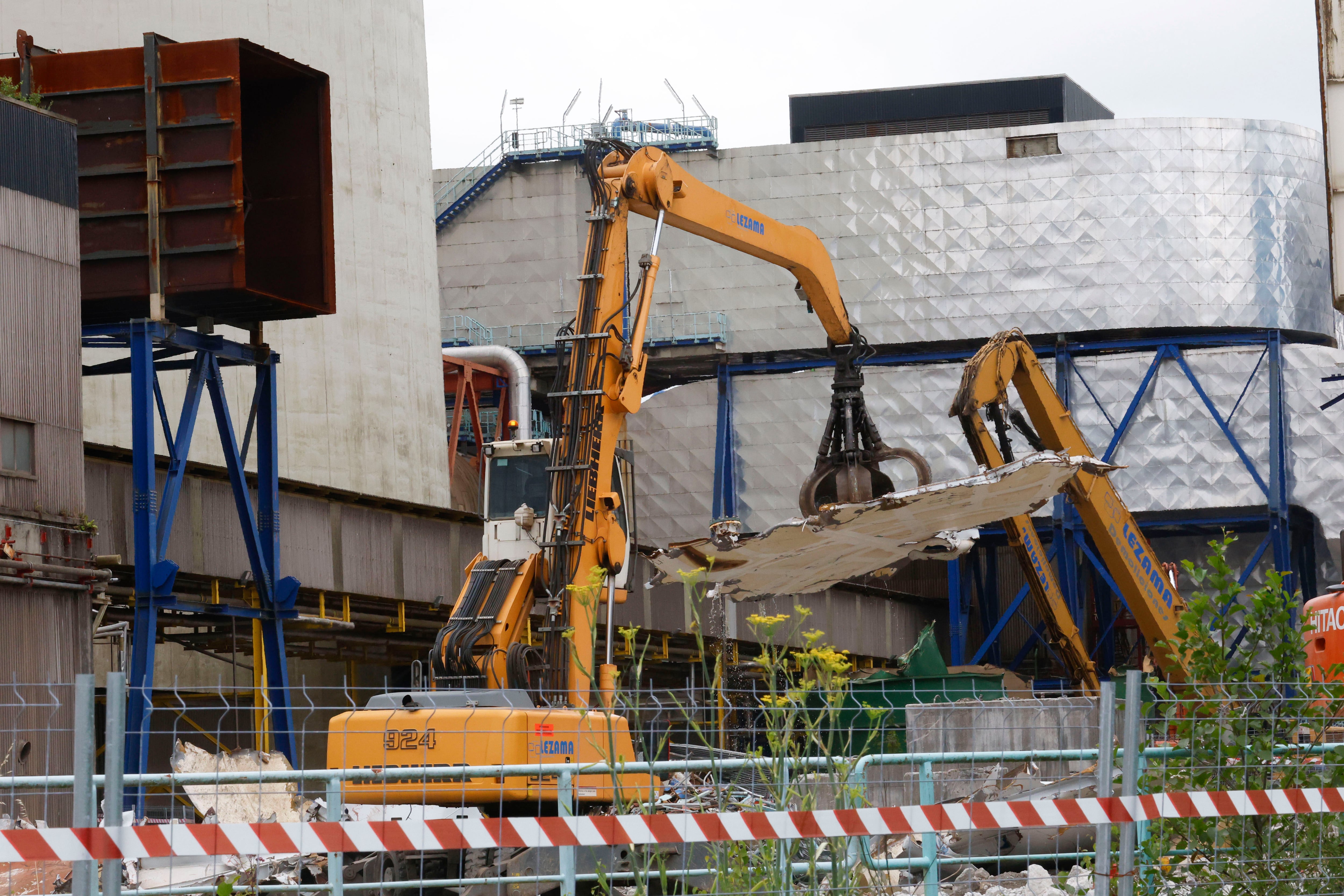 Vista de los trabajos de desmantelamiento de la central térmica de As Pontes en la mañana de este miércoles (foto: Kiko Delgado / EFE)