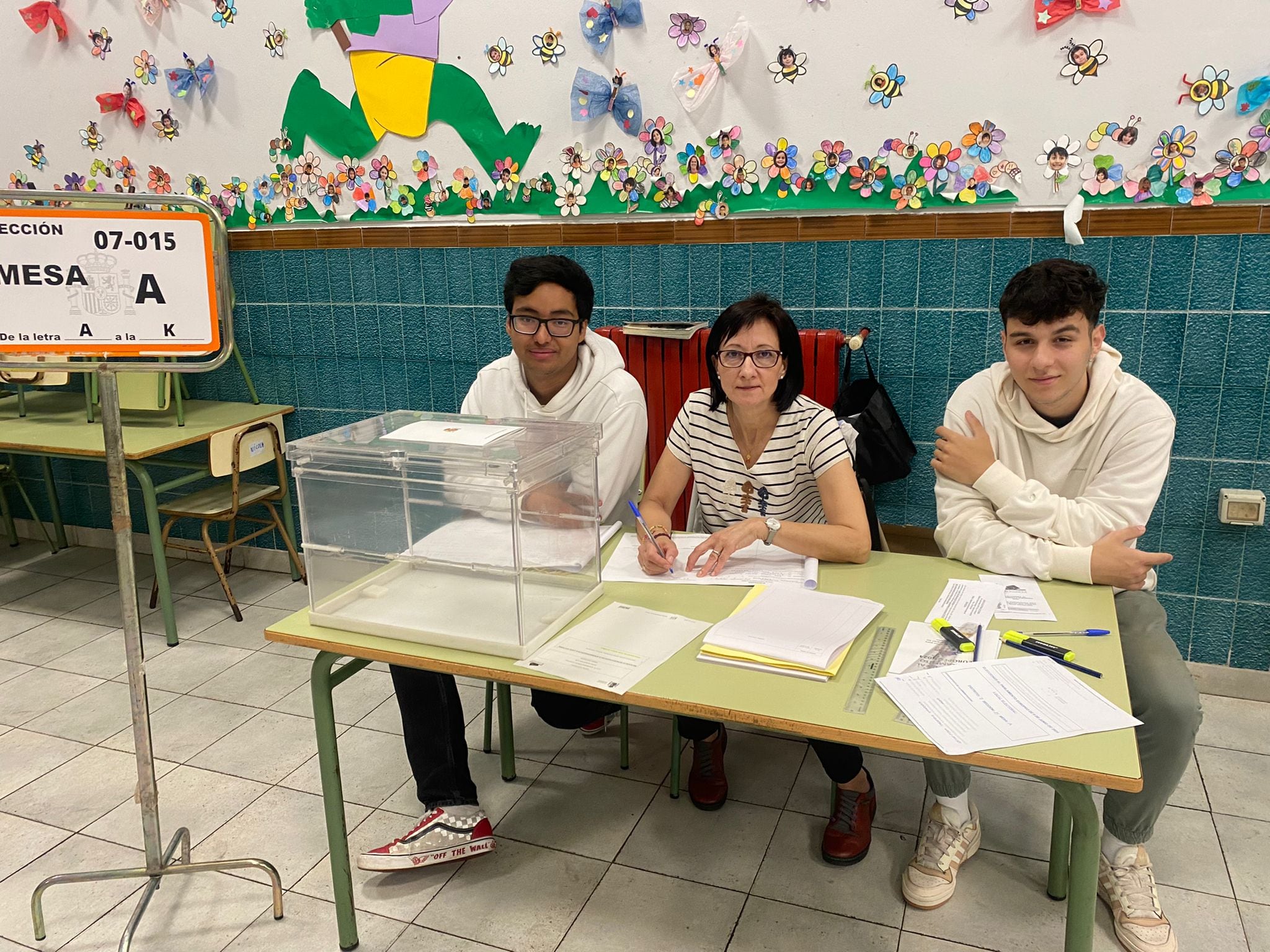 Mesa electoral en el colegio Jerónimo Zurita y Castro en el barrio de La Almozara de Zaragoza