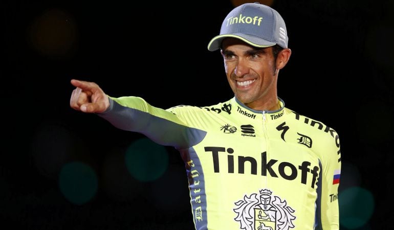 El ciclista español del equipo Tinkoff,Alberto Contador en el podio tras proclamarse el ciclista mas combativo en la Vuelta Ciclista a España 2016. 