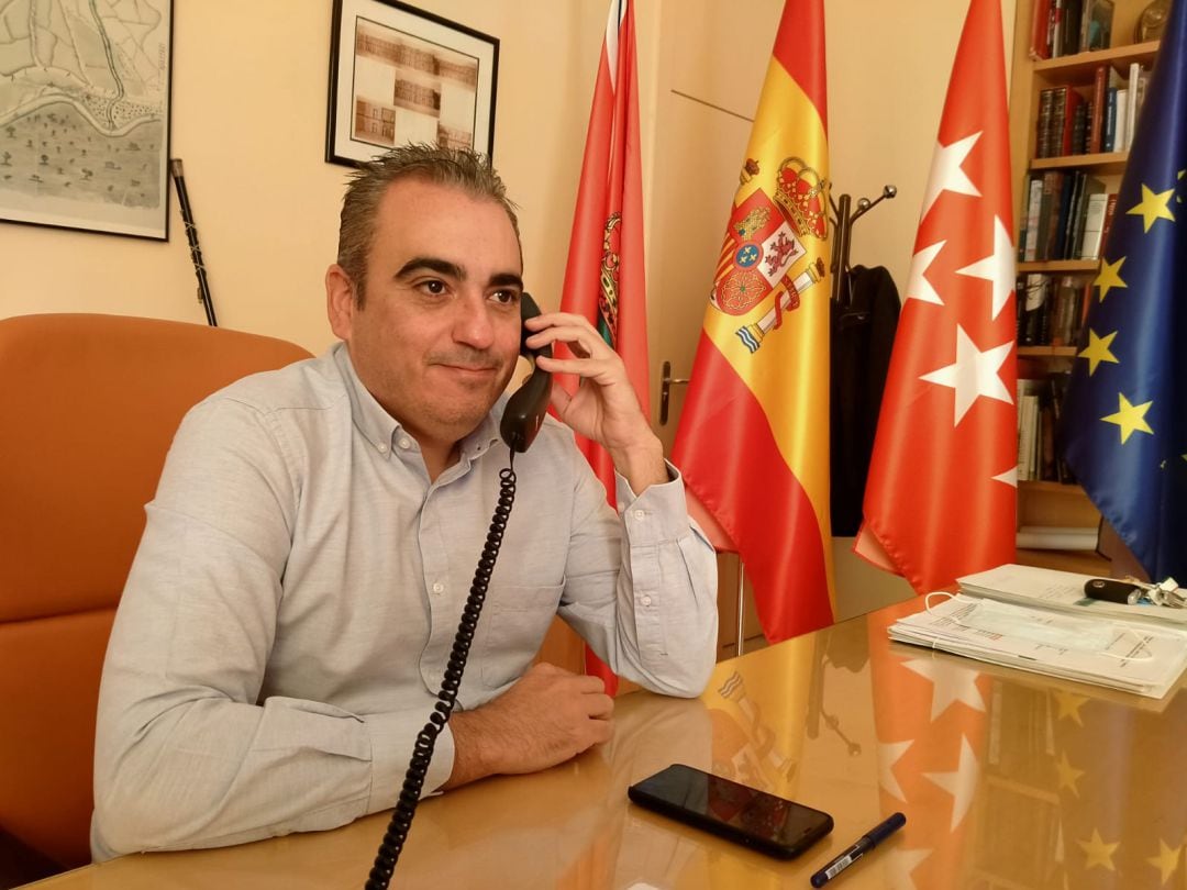 Javier Corpa atiende en su despacho a SER Henares.