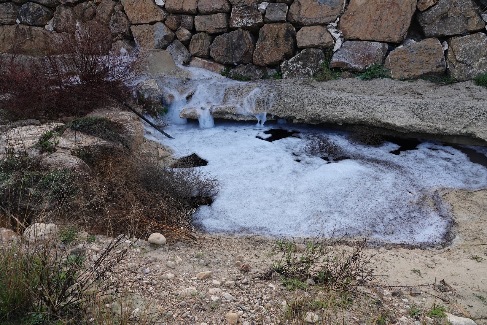 Diputación de Río con espuma procedente de la Rambla Salada