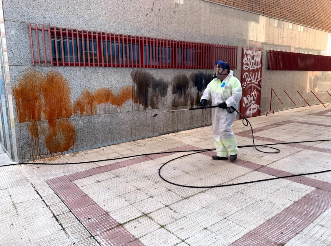 Limpieza de grafitis en la zona Dalí de Guadalajara