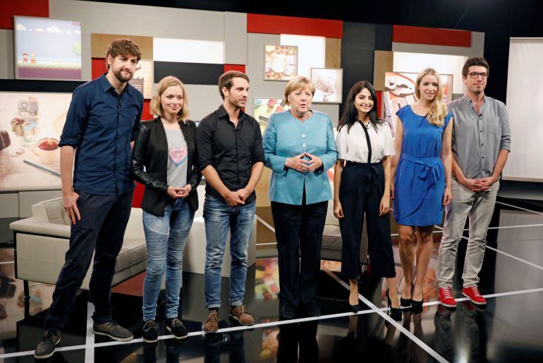 Angela Merkel con Robin Blase, Lisa Sophie (ItsColeslaw) Mirko Drotschmann (MrWissen2Go), Ischtar Isik, Lisa Ruhfus y Alexander boehm (alexibexi) en Berlin durante la entrevista que mantuviero con los youtubers 