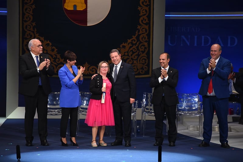 Silvia Lara recibiendo de manos del presidente de Castilla-La Mancha, Emiliano García-Page, el reconocimiento de hija predilecta el día de la región de 2023