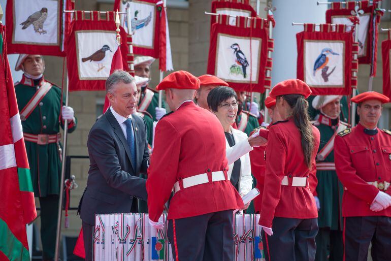 Urkullu y Beltrán de Heredia durante la entrega de diplomas a la 25º promoción de la Ertzaintza