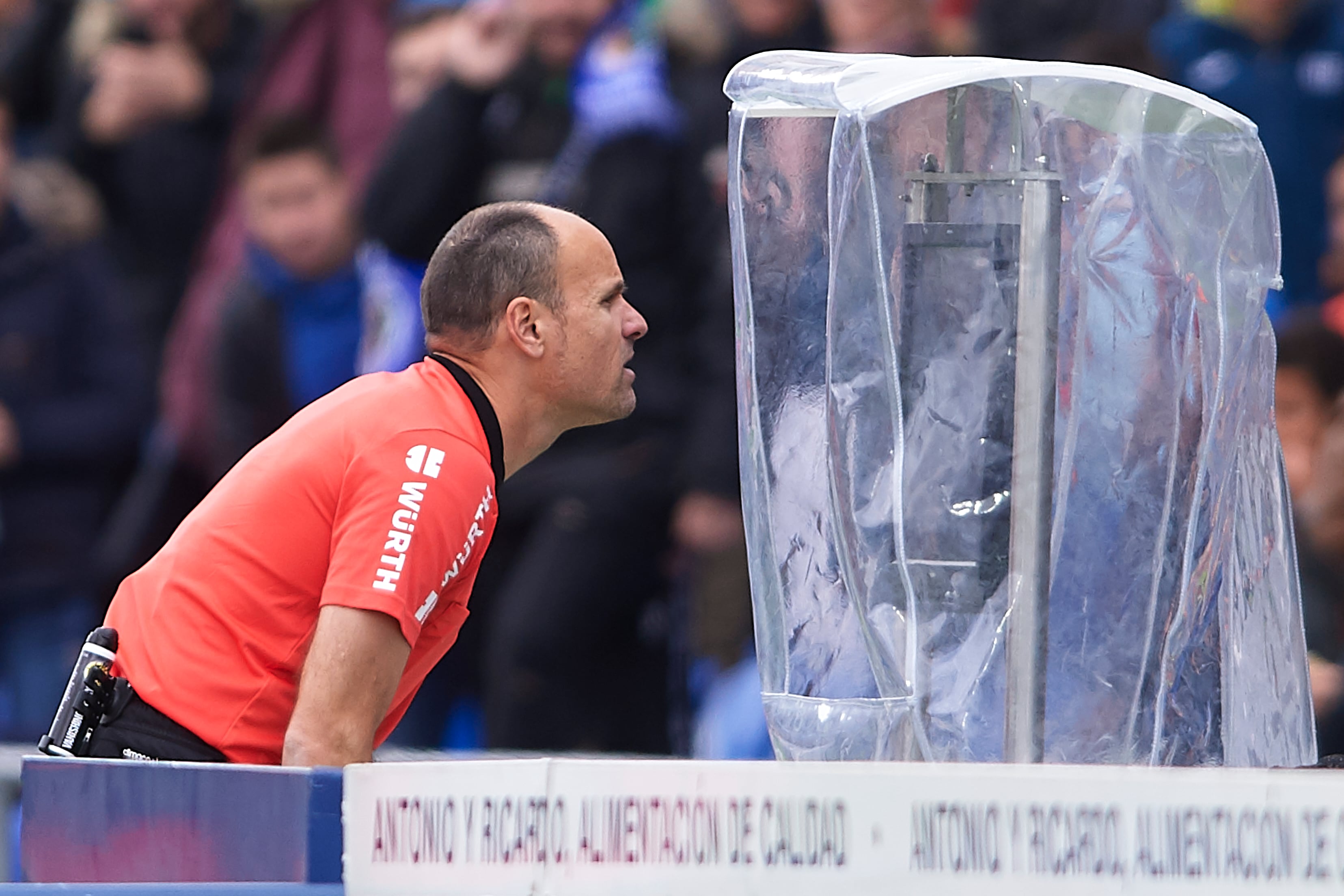 Mateu Lahoz, acudiendo al VAR en un partido de LaLiga