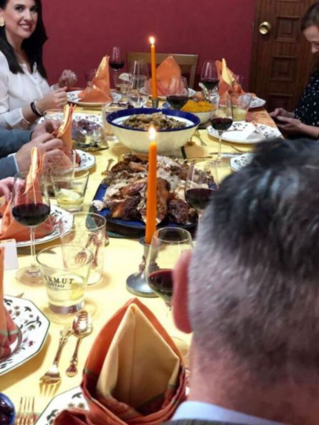 Bendición de la mesa previa al almuerzo en casa de los De Trolio