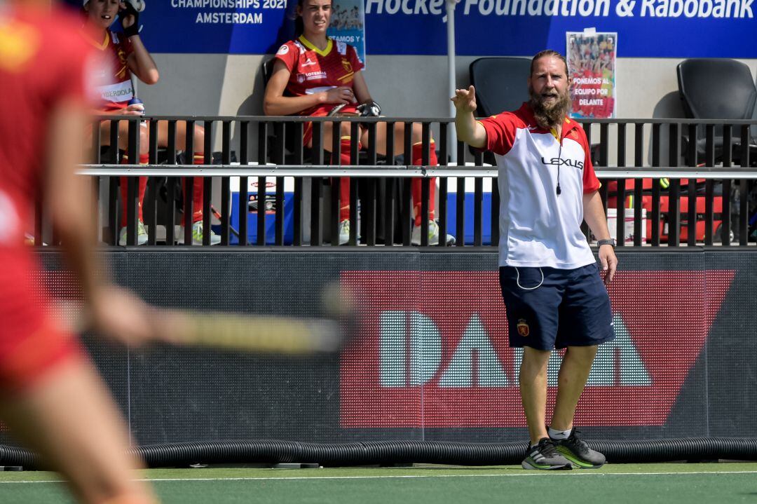 Adrian Lock, seleccionador español de hockey hierba femenino