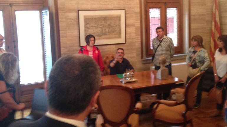 L'alcalde (d'esquena) escoltant les reclamacions dels treballadors. 