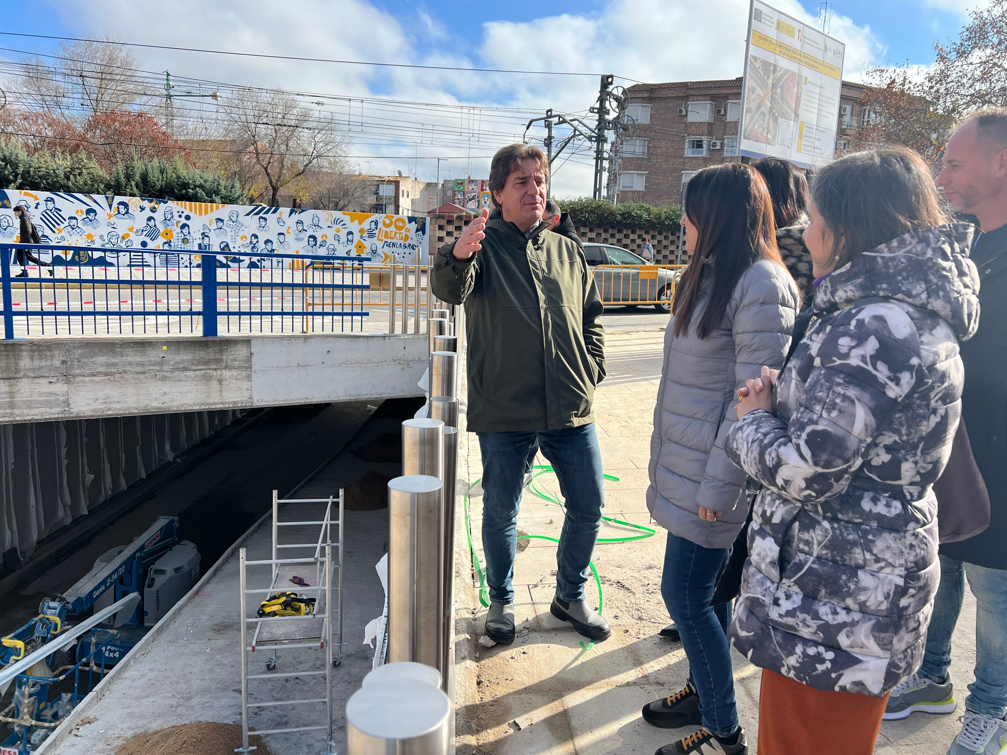 El alcalde Javier Ayala junto a las obras
