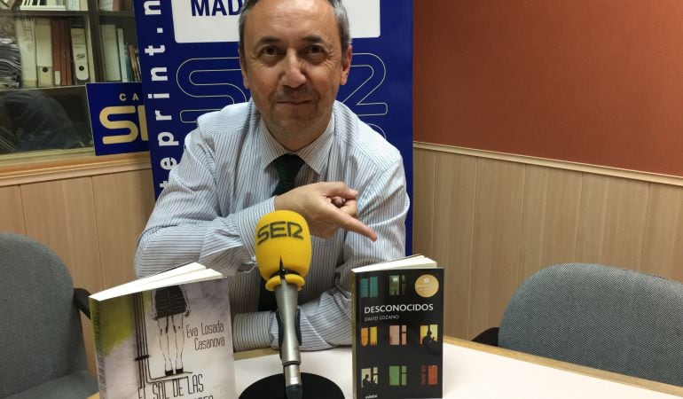 Chema Contreras con los libros que recomendamos: ‘Desconocidos’ (ed. Edebé) de David Lozano Garbala y ‘El sol de las contradicciones’ (ed. Alianza) de Eva Losada Casanova.