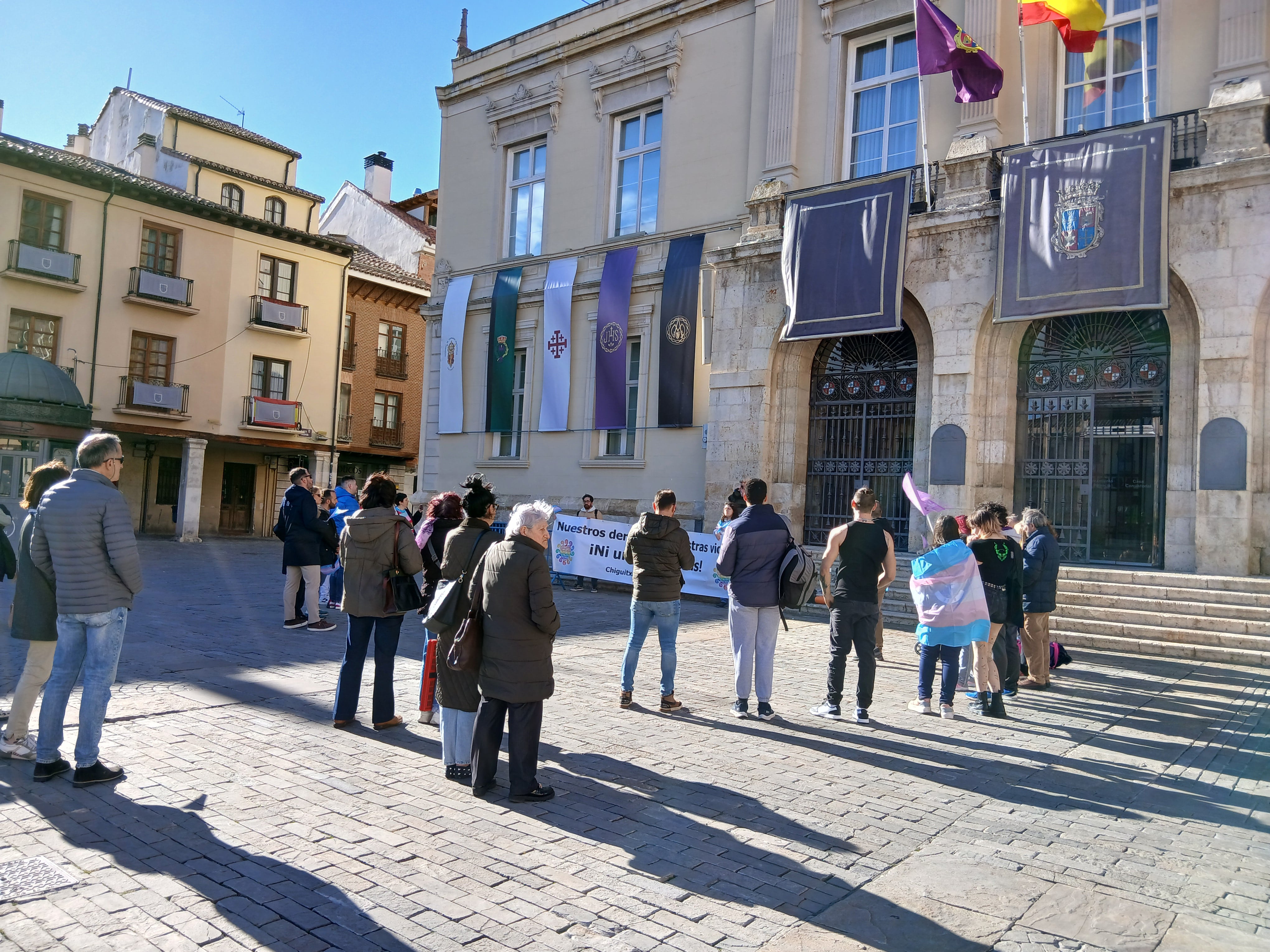 Concentración de Chiguites LGTBI+ en la Plaza Mayor de Palencia