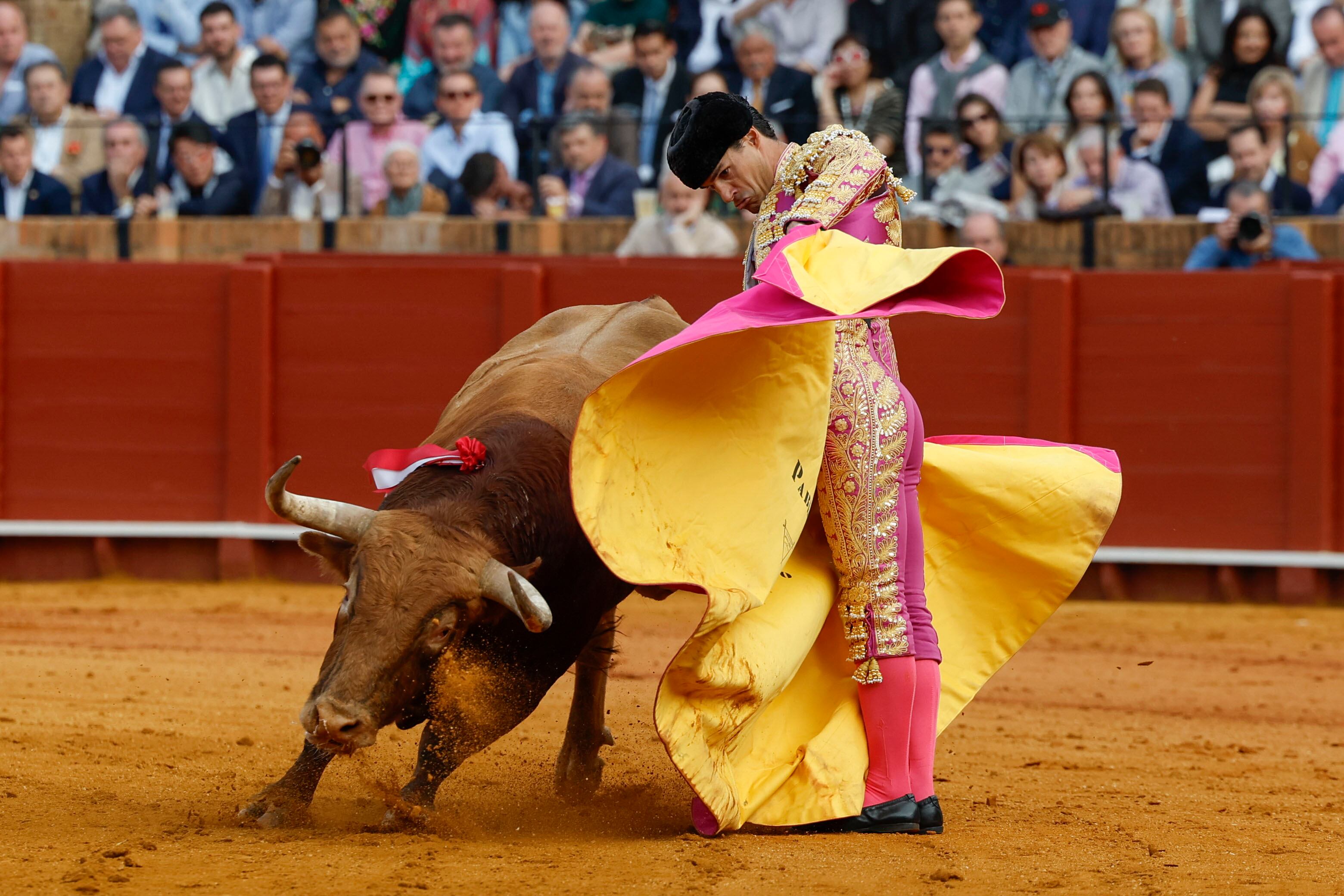 SEVILLA, 08/05/2025.- El diestro Pablo Aguado con su segundo astado de la tarde en el festejo de la Feria de Abril que se celebra este jueves en la Real Maestranza, en Sevilla. EFE/ Julio Muñoz