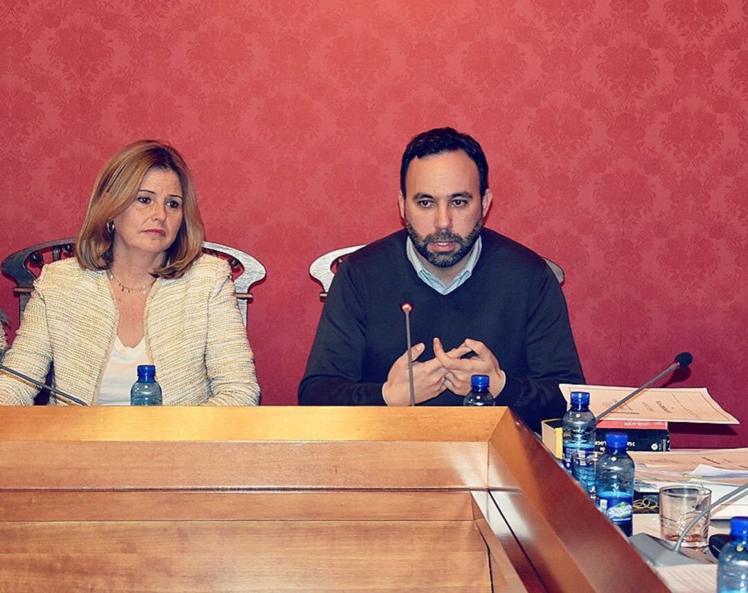 El portavoz del PP de Tomelloso, Javier Navarro y la concejala, Cortes Valentín durante un pleno
