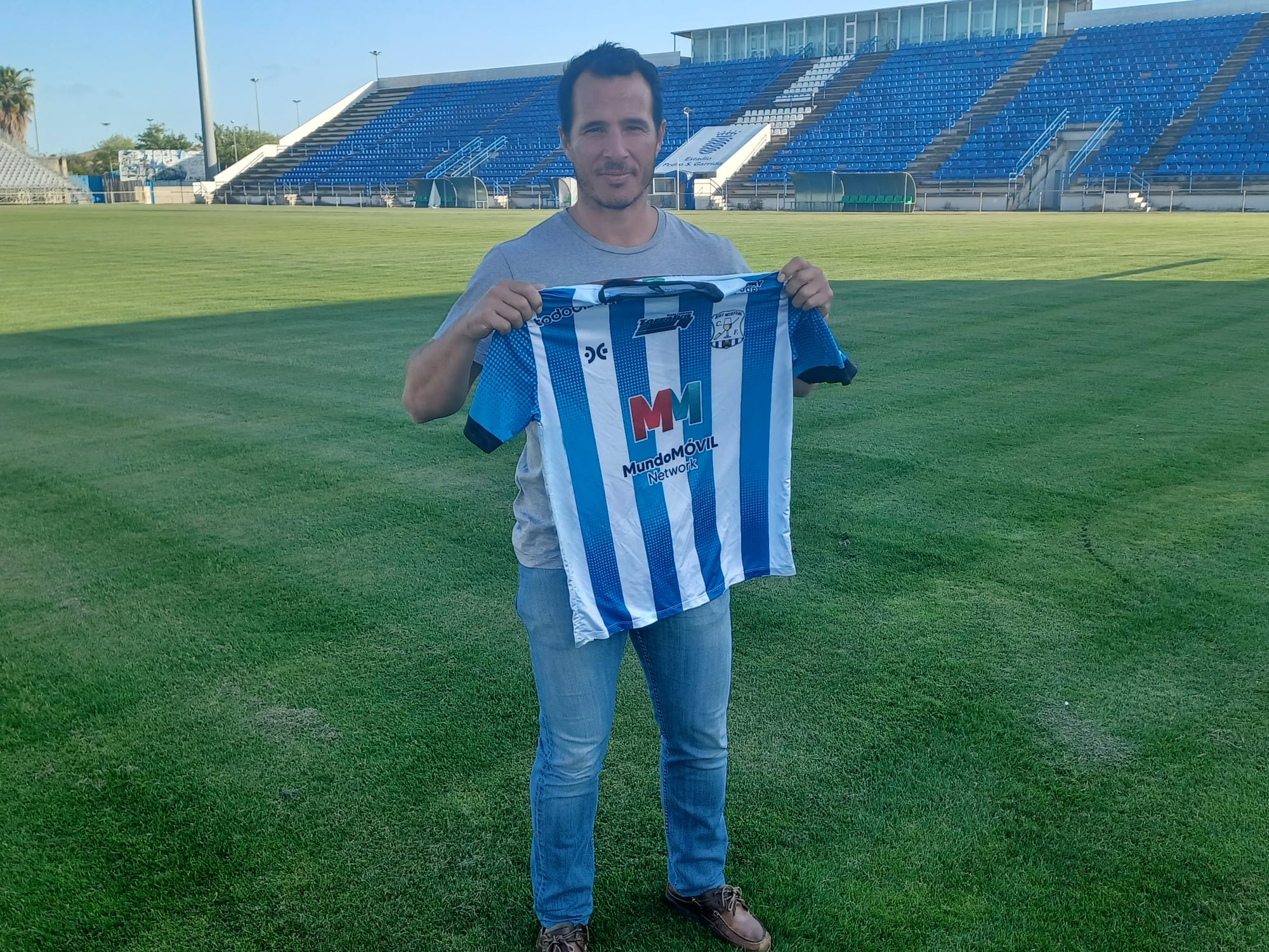 Bruno Herrero posando con la camiseta del Jerez Industrial