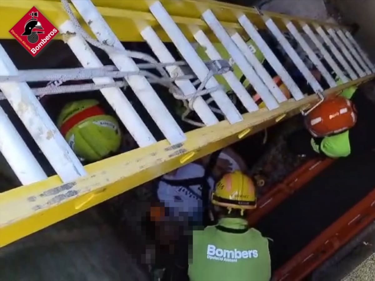 Rescatan a un trabajador del foso de una tumba en Torrevieja