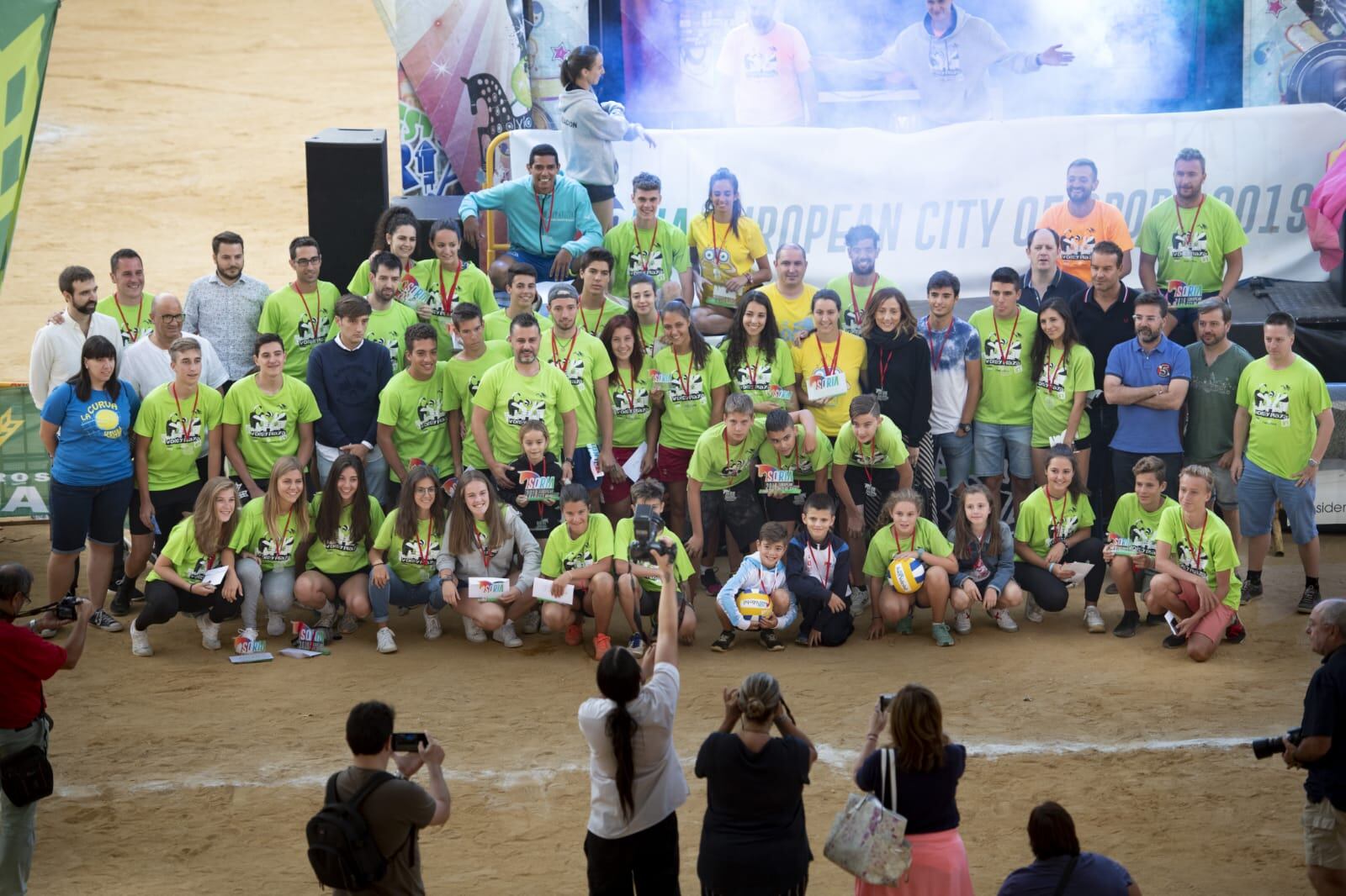 Foto de familia de una edición reciente del Torneo de Voley Plaza.