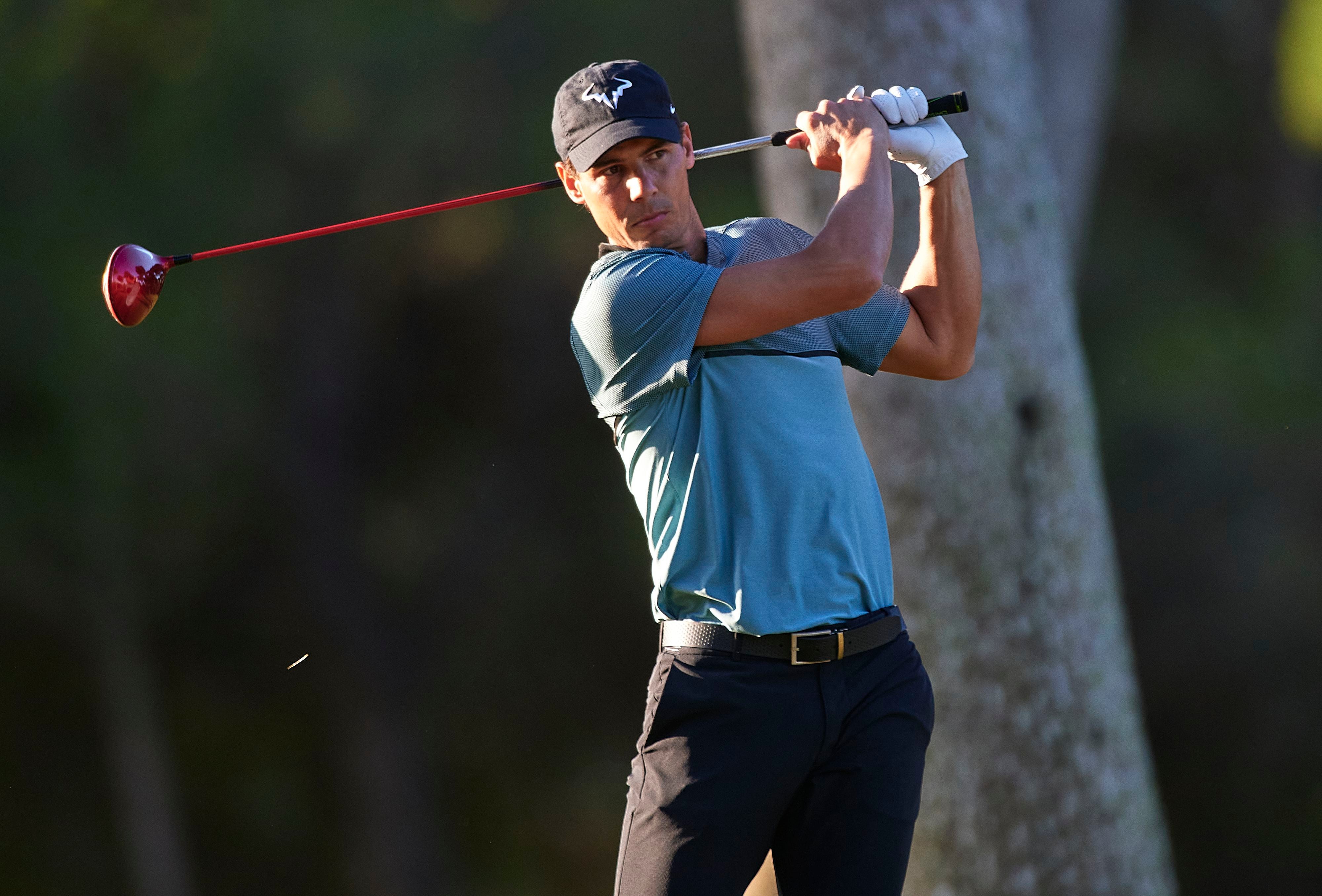 Rafael Nadal jugando al golf, uno de sus &#039;hobbies&#039;