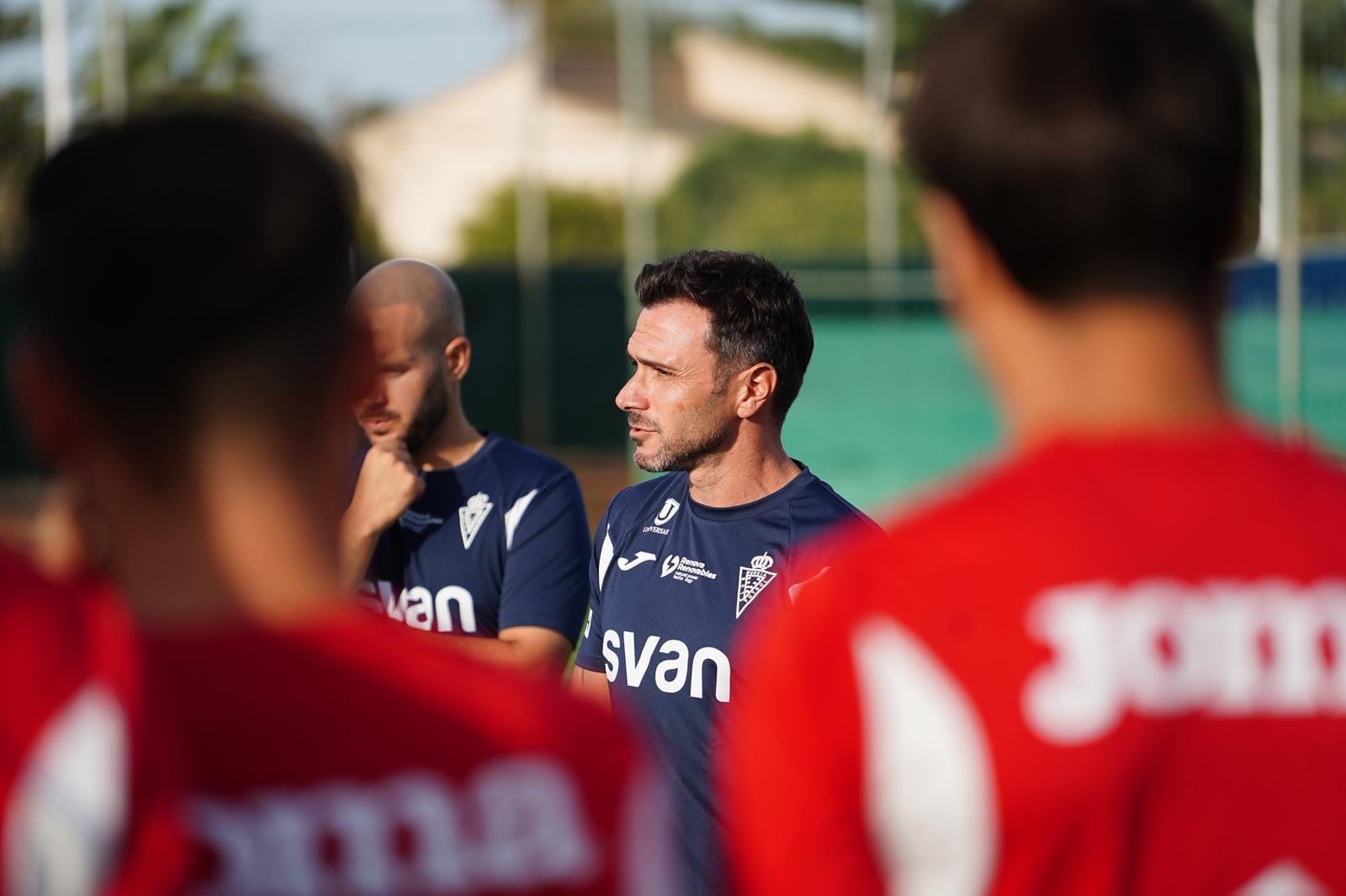 Adrián Colunga dirige su primer entrenamiento con la plantilla del Real Murcia en Pinatar Arena.