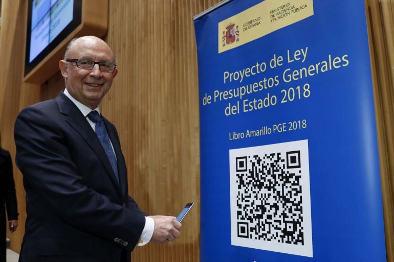 El ministro de Hacienda, Cristóbal Montoro, durante la presentación en el Congreso de los Diputados del proyecto de Presupuestos Generales del Estado para 2018, que al igual que los del año pasado comenzarán su tramitación parlamentaria bien entrado su ej