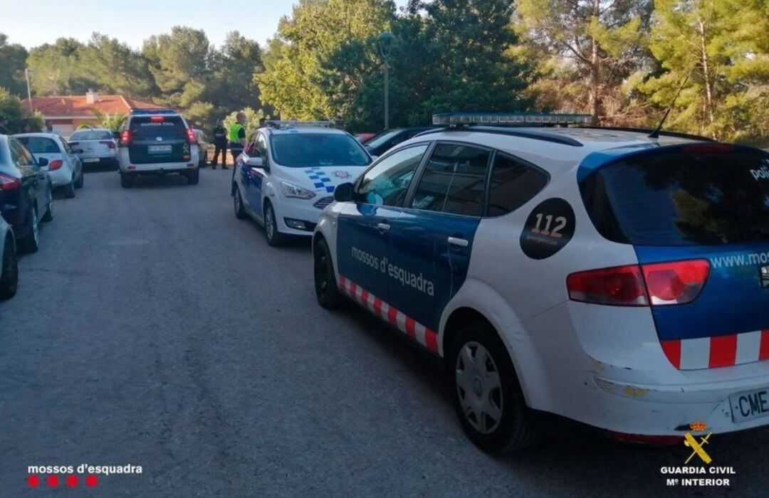 Coches patrulla de la guardia civil y los mossos d&#039;esquadra.