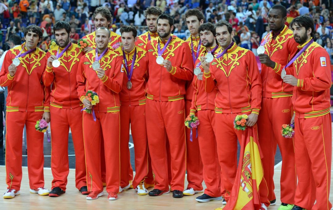 La selección española de baloncesto con la medalla de plata conseguida en Londres 2012