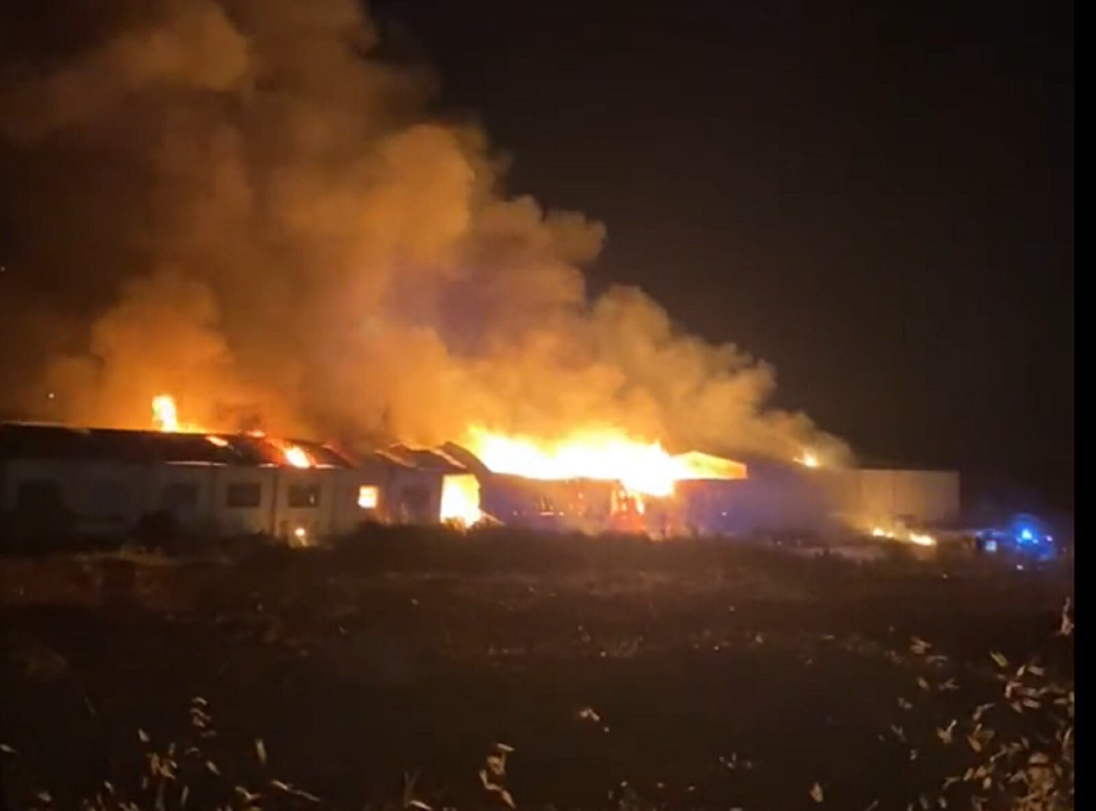 Las llamaradas del incendio en una nave industrial de Jaén capital se ven desde los alrededores