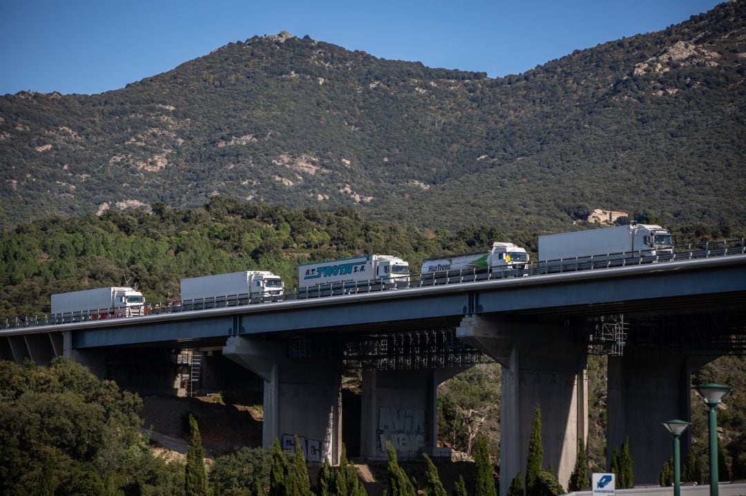 Varios camiones atascados debido al corte en la carretera de la N-II por un grupo de manifestantes, en una acción convocada por Tsunami Democràtic, en La Jonquera