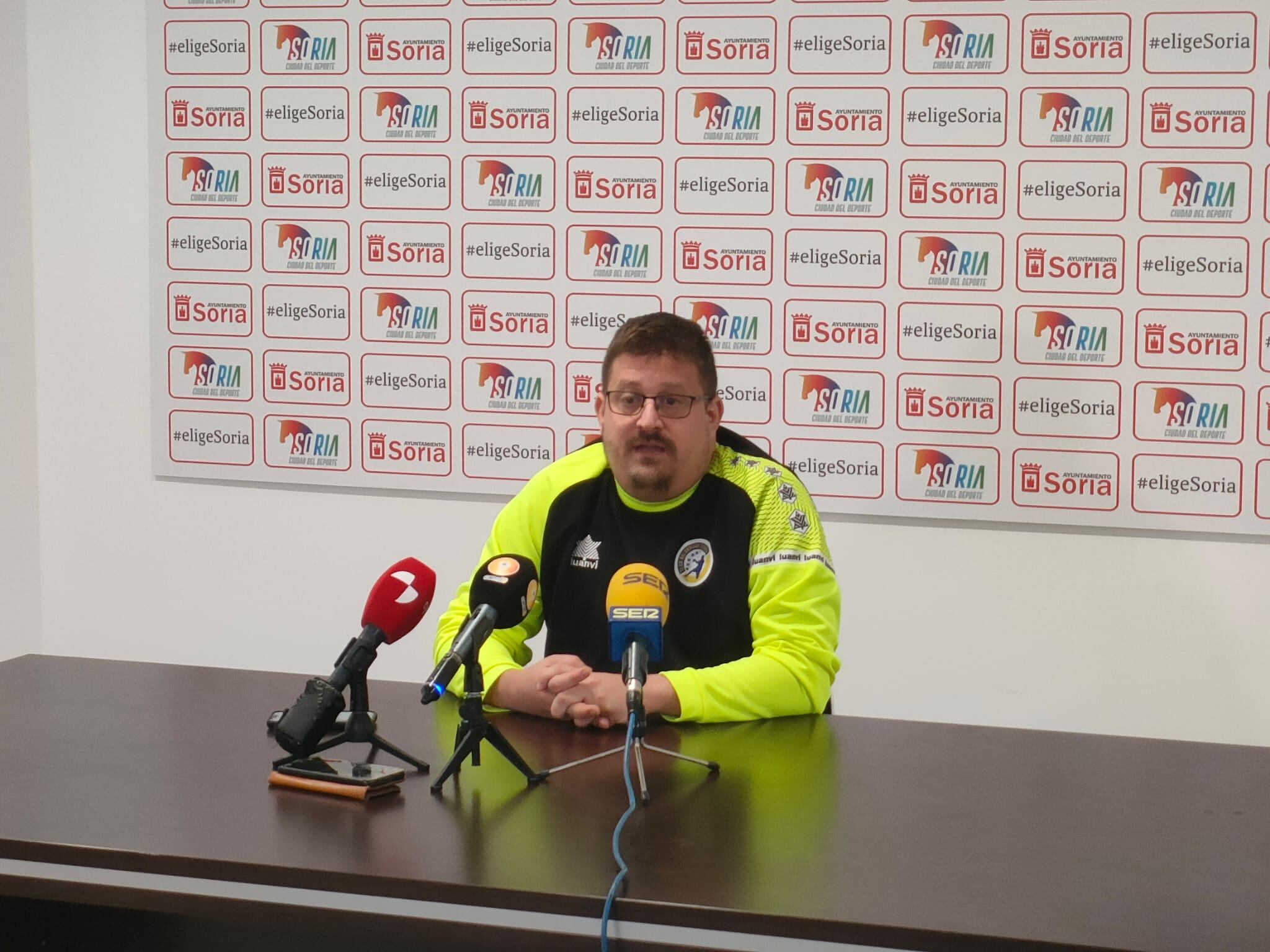 Jordi Lluelles, entrenador del BM Soria, en rueda de prensa.