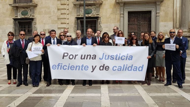 Jueces y fiscales se concentran en Granada