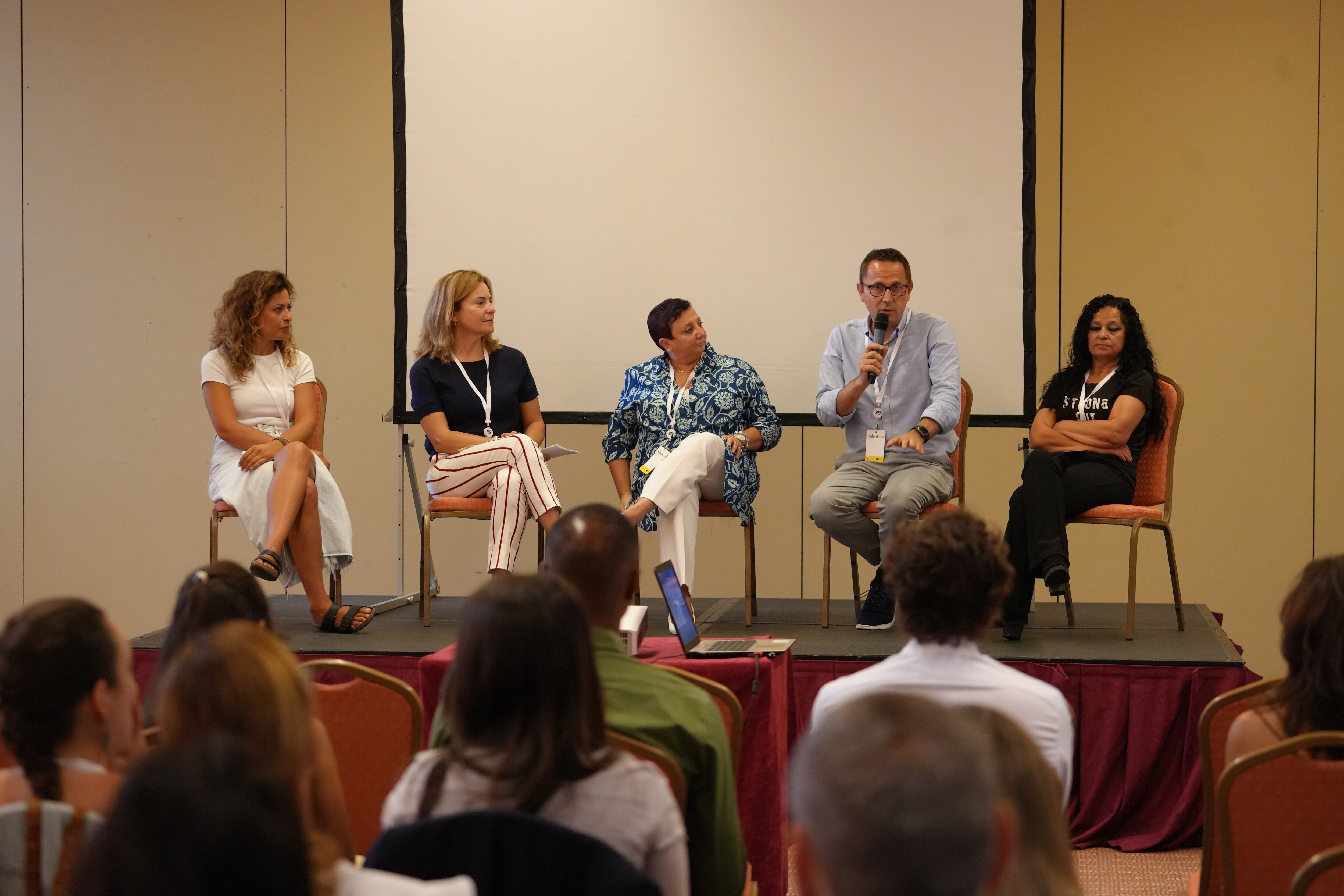 De izquierda a derecha, Patricia Fernández (SCE), Arminda Ageno (SCE) Sonia Rabazo, directora RRHH Grupo Chacón, Alfonso Ibáñez, consultor Inserta Empleo y Carmen Costas, usuaria Inserta Empleo.