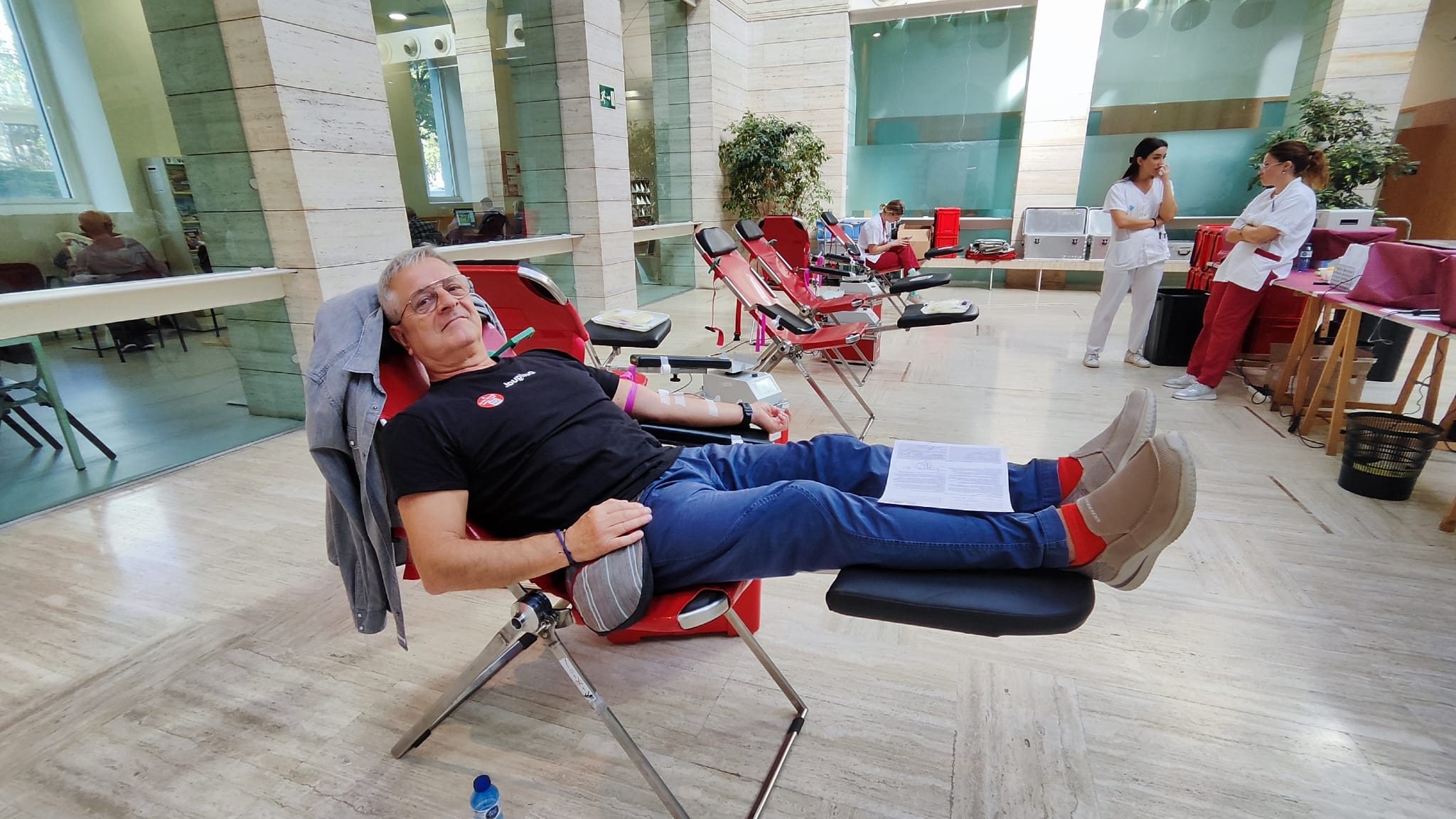 Un dels participants en la marató de donació de sang de Lleida que ha complert la 20ena edició.