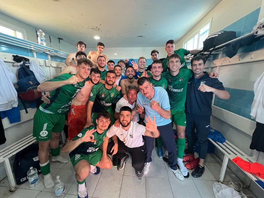 Jugadores del Guada celebrando la victoria en los vestuarios